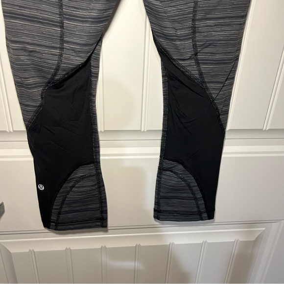 Lululemon Women’s Run: Inspire Crop II Mesh in Cyber Stripe Deep Coal Capris 8 - Picture 5 of 10